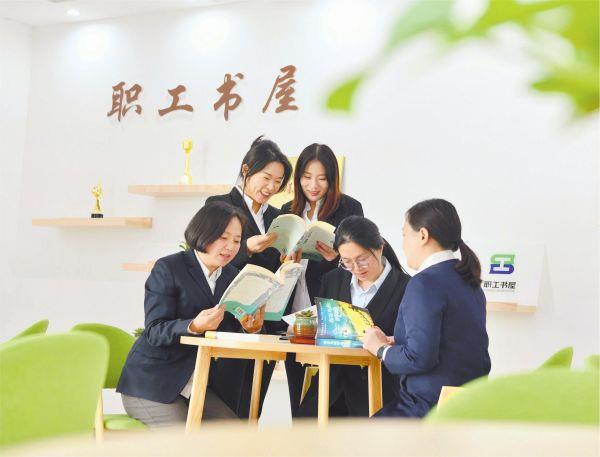 4月22日，中鐵上海局四公司機關組織開展女職工讀書交流活動。大家暢所欲言，互相分享了自己喜歡的書籍以及感悟心得。胡育松