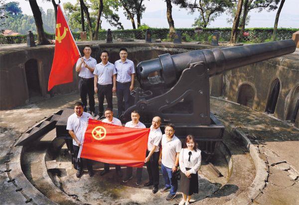 4中鐵南方珠三角公司黨工委、團工委前往廣州海防教育基地和大角山炮臺遺址開展“慶五一 迎五四”愛國主義教育活動。羅陽