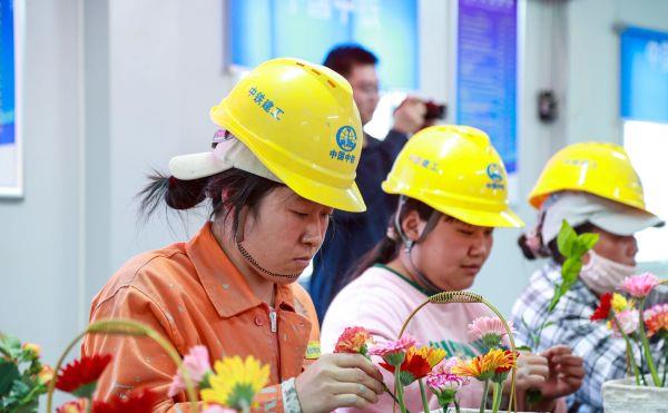 4月26日,中鐵建工濱州市全民健康文化中心項目部舉辦插花活動,為一線建筑女工代表送上一份敬意。傅春曉2_副本 4月26日,中鐵建工濱州市全民健康文化中心項目部舉辦插花活動,為一線建筑女工代表送上一份敬意。傅春曉2_副本