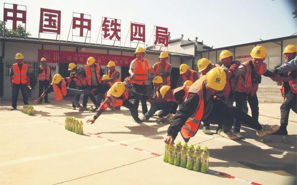 4中鐵四局市政公司宿松三水廠項目部在工地開展了“團結爭先”系列工地文體活動，圖為“隔河取水”活動（胡效民攝）