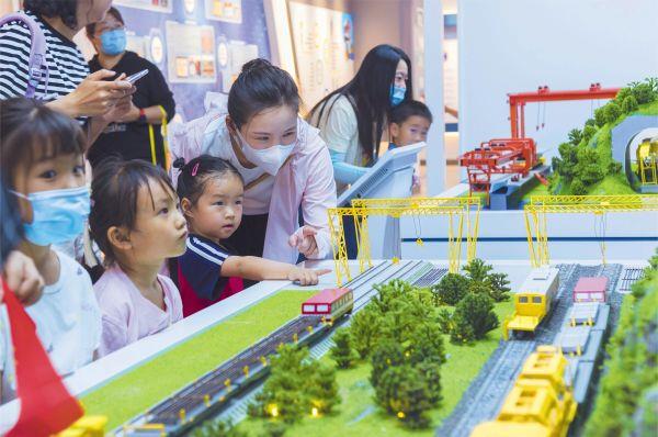 六一 5月26日，中鐵三局線橋公司工會精心組織了“攜手童心，情暖職工”兒童節親子聯歡活動，共同迎接屬于孩子們的節日。圖為參觀中鐵三局鋪架文化展館。 劉家漢 宋文華 攝