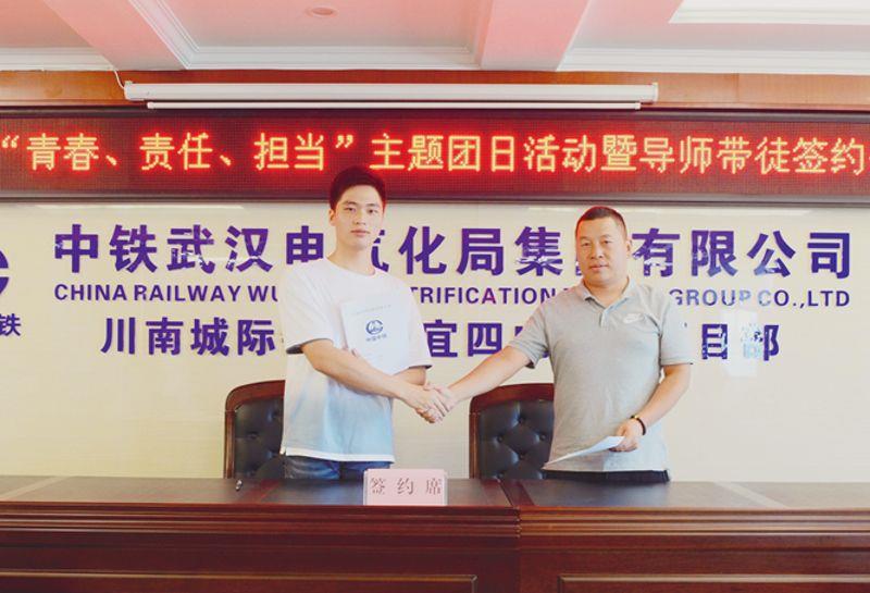 中鐵武漢電氣化局運營管理公司徒弟夏文浩（左），師父丁澤勝（右）。劉艷 攝