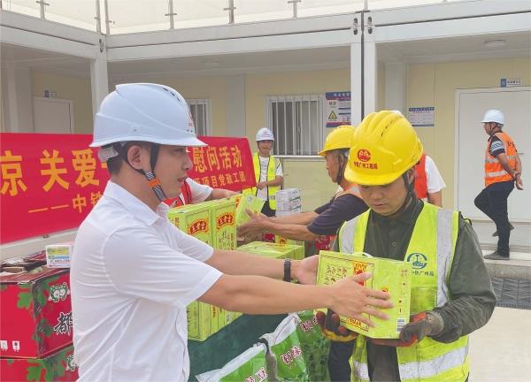 6近日，中鐵廣州局橫瀝地下空間項目部開展了“夏日送清涼 關愛一線員工”慰問活動，項目部將藿香正氣液、板藍根顆粒、清涼油等防暑藥品以及綠豆、西瓜、清涼飲料發放給奮戰在施工一線的勞務工人，為大家送上一份夏日“清涼”。李志強 謝佳維